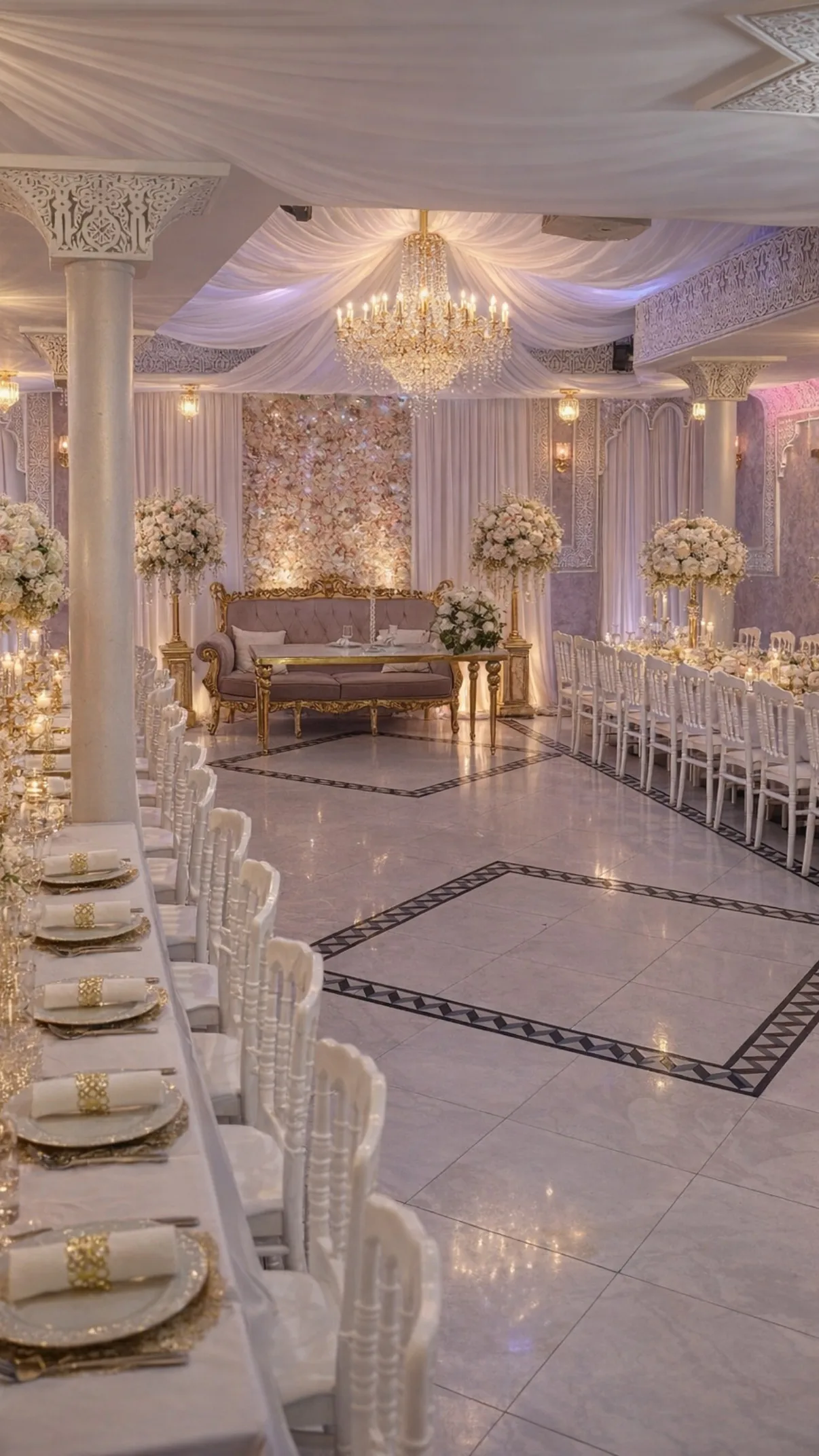 Salle principale de La Table Fleurie dressée pour un mariage à Montreuil
